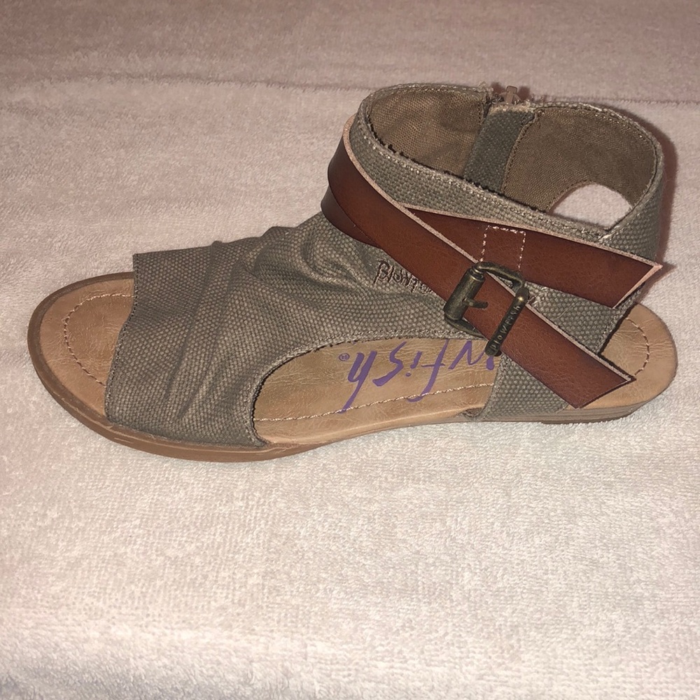NWOT Blowfish badey flat sandal